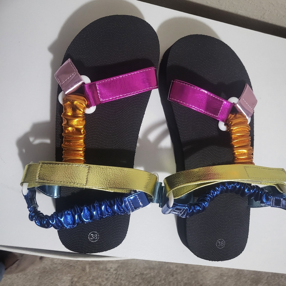 Strap sandals